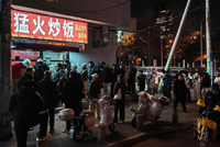 团结湖街道帮“猛火炒饭”开档口,“地摊厨神”告别东躲西藏